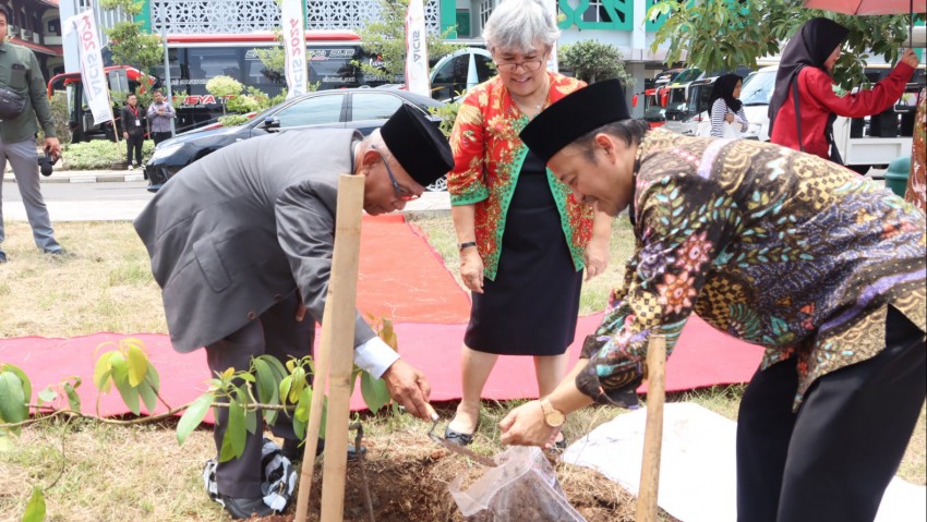 Pemuka Agama Mancanegara Tanam Pohon untuk Pelestarian Lingkungan di Forum AICIS 2024