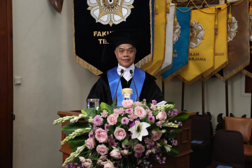 Momen Haru di UGM, Anak Penjual Gula Jawa Berhasil Raih Gelar Profesor