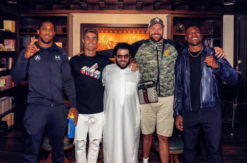 Ronaldo Kepergok Foto Bareng Petinju Superstar, Bakal Ada Proyek Baru?