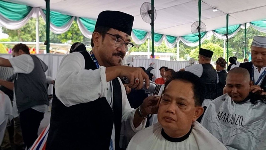 Pj Gubernur Jatim dan 1.445 Peserta Ikuti Potong Rambut Gratis di Masjid Al-Akbar