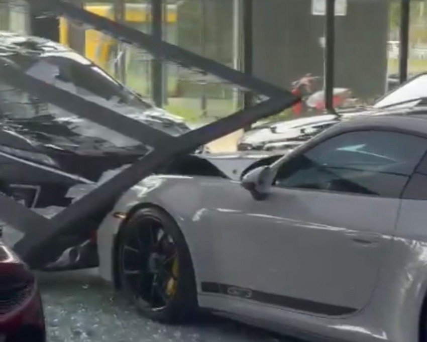 Xpander Seruduk Showroom Mobil Mewah, Kerugian Disinyalir Capai Rp9 Miliar