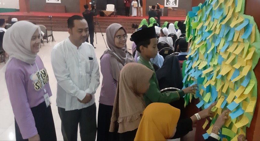 Momentum 10 Hari Terakhir Ramadhan, UWKS Santuni 300 Anak Yatim