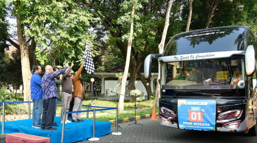 ITS Berangkatkan 12 Armada Mudik Gratis untuk Mahasiswa
