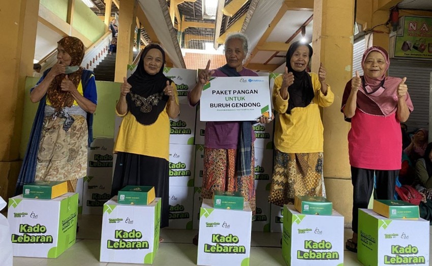 Kado Lebaran dari LMI untuk Buruh Gendong Pasar Beringharjo