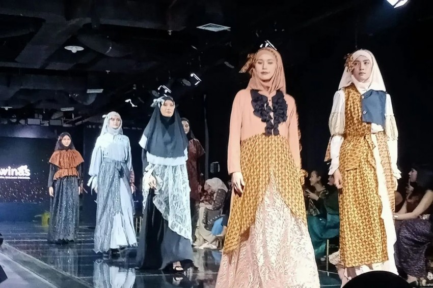 Koleksi Wastra Winas Potret Citra Muslimah Indonesia Hadir di KAWFEST 2024