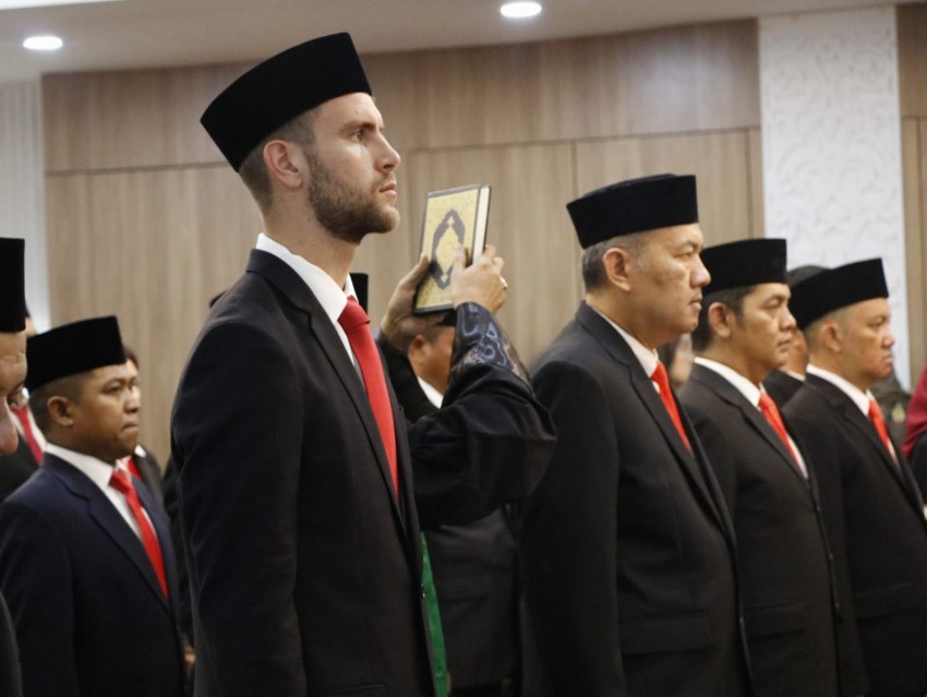 Pakai Peci, Kiper Belanda Maarten Paes Sah Jadi WNI