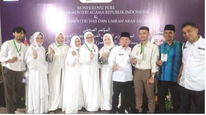 8 Jamaah Calon Haji Sukabumi Terima Smart Card dari Menteri Haji Saudi