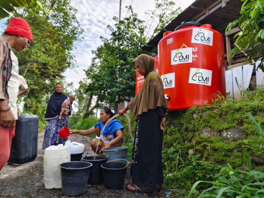 LMI dan PMI Bersinergi Salurkan Air Bersih untuk Korban Banjir Sumbar