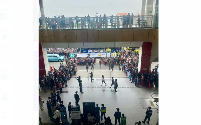 Bobotoh Sambut Tim Persib di Stasiun Whoosh Padalarang, Penjagaan Sempat Runtuh