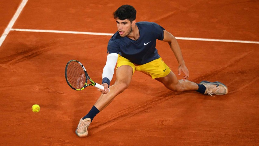 Alcaraz, Tsitsipas, Sinner Susul Djokovic, Swiatek Menang Dengan Waktu Terpendek