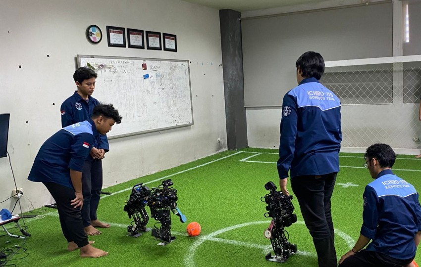 Borong Enam Juara, Tim Robot ITS Berjaya di KRI 2024 Wilayah II