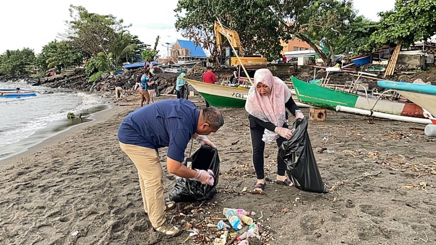 Peringati Hari Lingkungan Hidup, BPJAMSOSTEK Gelar Aksi Bersih Pantai