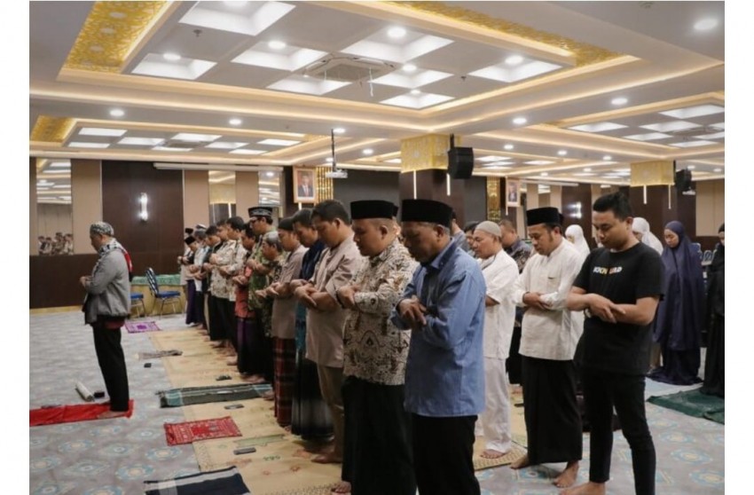 Rebutan Imam Salat, Pahami Syarat Menjadi Imam yang Sesuai dengan Sunnah
