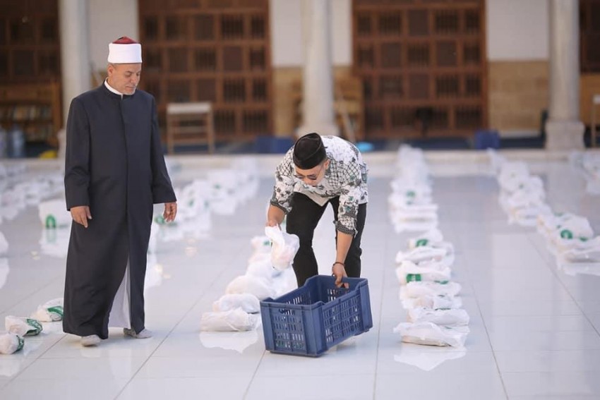 Mahasiswa Indonesia dipercaya Jadi relawan pembagian takjil  Masjid Al-Azhar, Kairo.