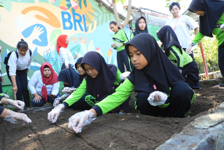 Peringati Hari Anak Nasional, Ini Cara Unik BRI Ajak Anak SD Belajar Tanam Hidroponik