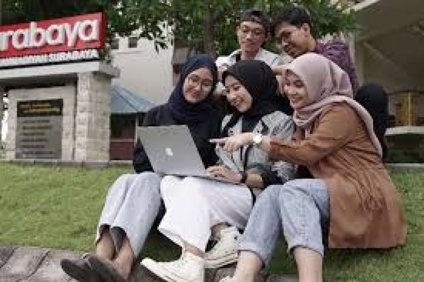 6 Beasiswa Maba UM Surabaya Ditutup 16 Agustus, Ada KIP-K hingga Influencer