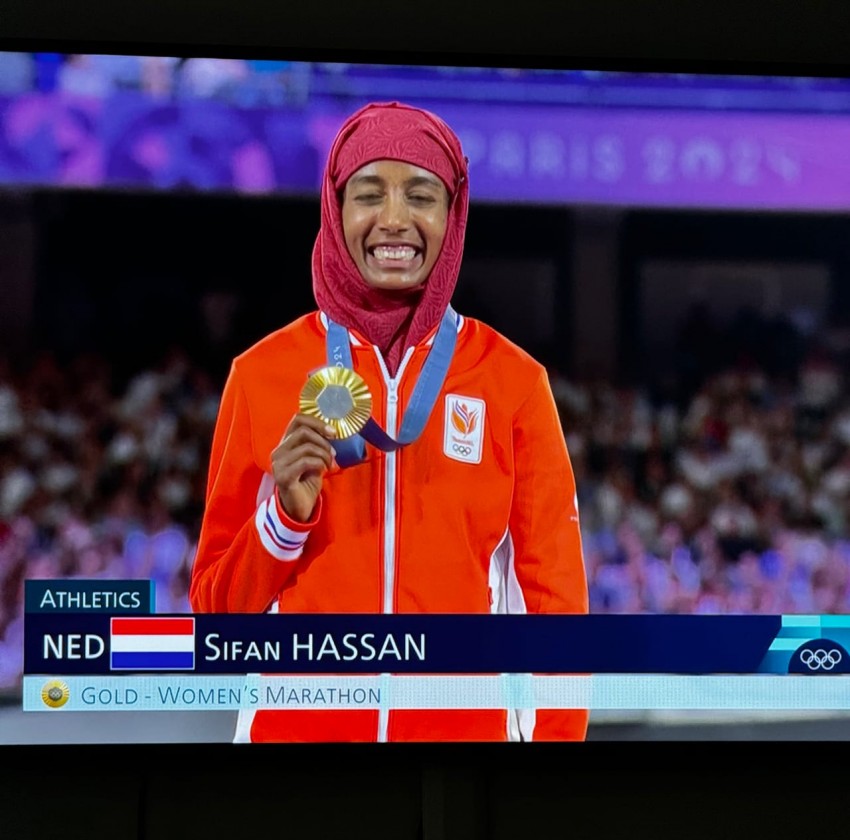 Atlet Belanda Sifan Hassan Banjir Pujian Usai Pakai Hijab di Penutupan Olimpiade Paris