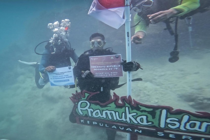 Peringati HUT Ke-79 RI, Menparekraf Kibarkan Merah Putih di Bawah Laut Pulau Pramuka