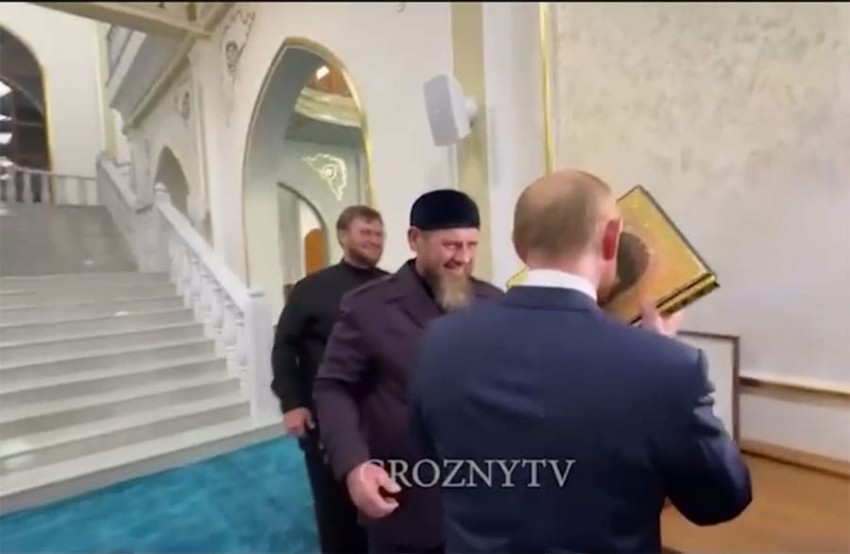 Viral Vladimir Putin Cium Al-Qur'an saat Berkunjung ke Masjid Nabi Isa di Chechnya
