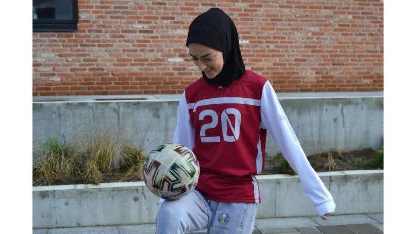 Maymi Asgari, Hijabi Freestyler Raih Penghargaan Best Video Creator di Dubai Globe Soccer Awards 2024
