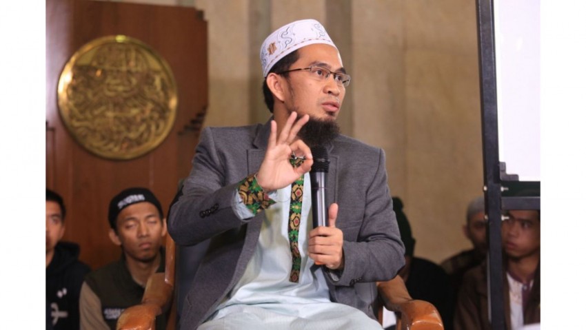 Tips Spiritual dari Ustaz Adi Hidayat: Dua Surah Penggugur Dosa dan Pengabul Doa