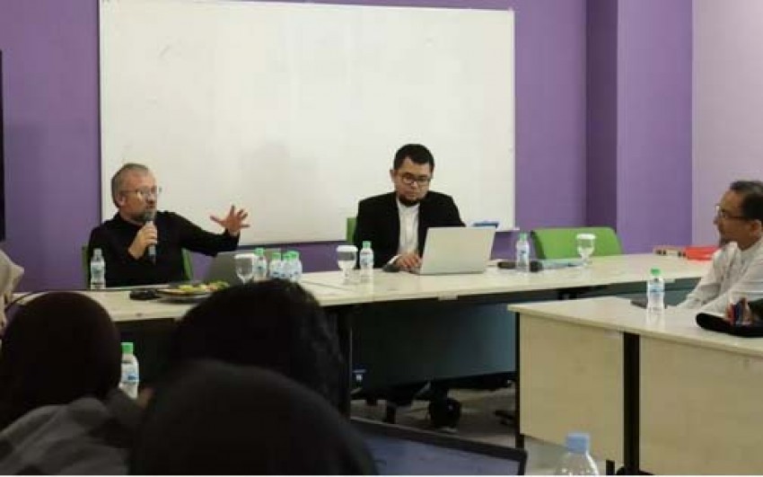 Kuliah Tamu di UINSA, Prof. Cyril Hovorun: Politisasi Agama Sumber Konflik yang Merusak