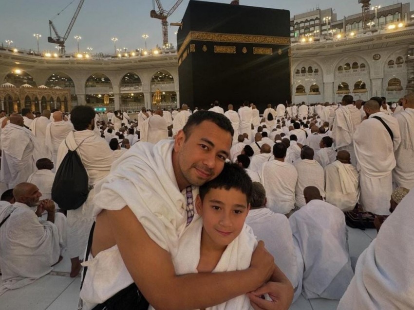 Raffi Ahmad Berhasil Antar Rafathar Cium Hajar Aswad untuk Pertama Kalinya