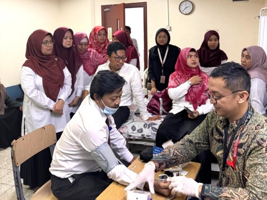 Tim FK Unesa Beri Edukasi Kesehatan dan Digital di Sekolah Indonesia Jeddah
