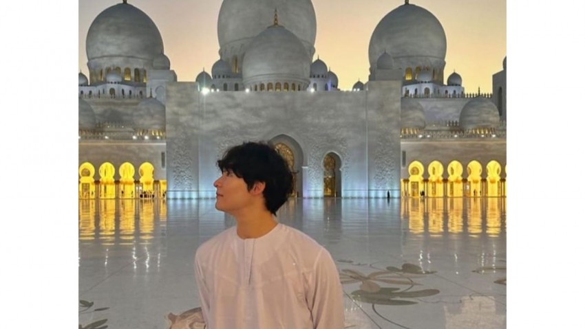 Aktor Korsel Song Geon Hee Terpesona Saat Kunjungi Masjid di Dubai