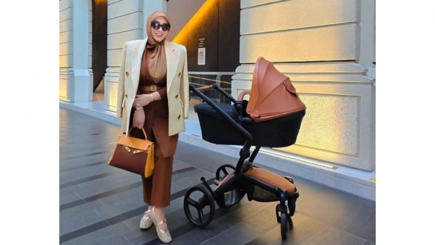 Outfit Syahrini Momong Anak, Bawa Tas Seharga Rp183 Juta