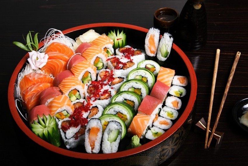 Ibu Menyusui Makan Sushi Mentah, Amankah?