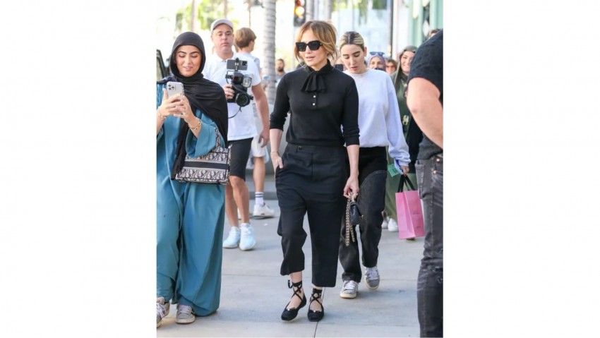 Jennifer Lopez Bersama Wanita Berhijab, Kenakan Sepatu Balet Christian Dior untuk Acara Santai di Los Angeles