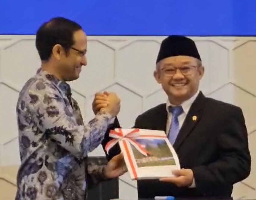 Momen Haru, Menteri Abdul Muti Bawa Serta Ibunda Saat Sertijab di Kantor Kemdikbud