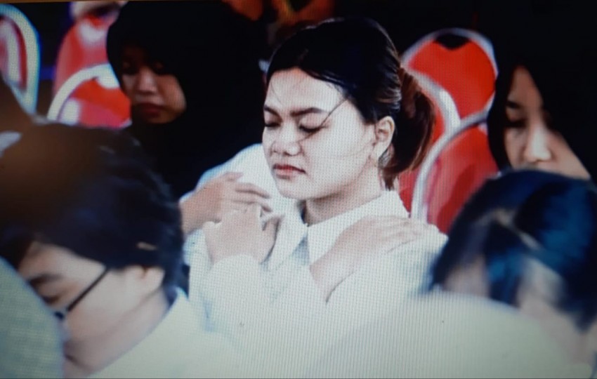 Perkuat Kesejahteraan Mental Civitas Melalui Terapi Butterfly Hug, Unesa Raih Rekor Muri