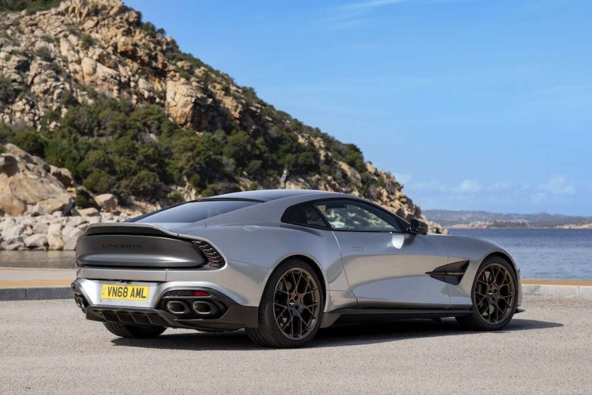 Review Aston Martin Vanquish 2024: Mobil Super GT Inggris Penantang Ferrari 12Cilindri, Simak Keunggulannya!