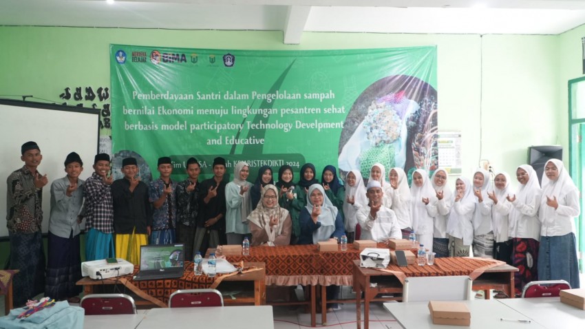 Wujudkan Pesantren Sehat, Dosen Unusa Berdayakan Santri Kelola Sampah Bernilai Ekonomi