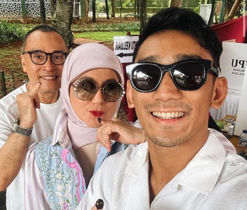 Tengok Keseruan Artis Nyoblos, Bareng Keluarga Hingga Naik Motor ke TPS