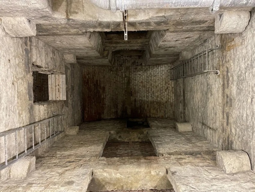 Ditemukan Pintu Misterius di Balik Lemari Perpustakaan Nasional Skotlandia, Isinya Bikin Takut dan Takjub