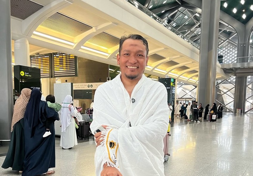 Ustaz Salim A Fillah Beri Beasiswa untuk Sekolah Anak Sunhaji Si Penjual Es Teh