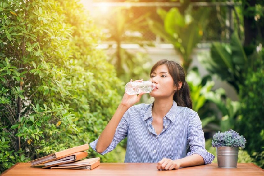 Rajin Minum Air Putih Bagus untuk Detoksifikasi Tubuh