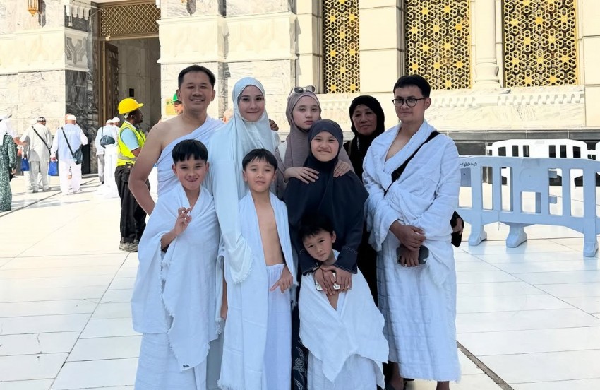 Cara Hanung Bramantyo Ajarkan Agama pada Buah Hati: Ajak Anak Ibadah dengan Riang