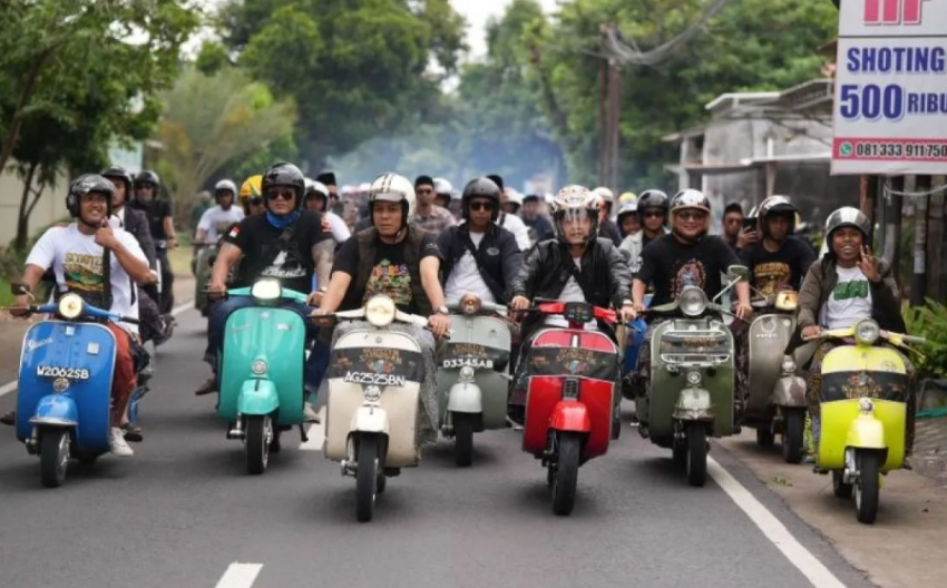Scooter Sarungan Meriahkan Harlah 1 Abad Pesantren Al Falah Ploso, Konvoi Motoran Pakai Sarung
