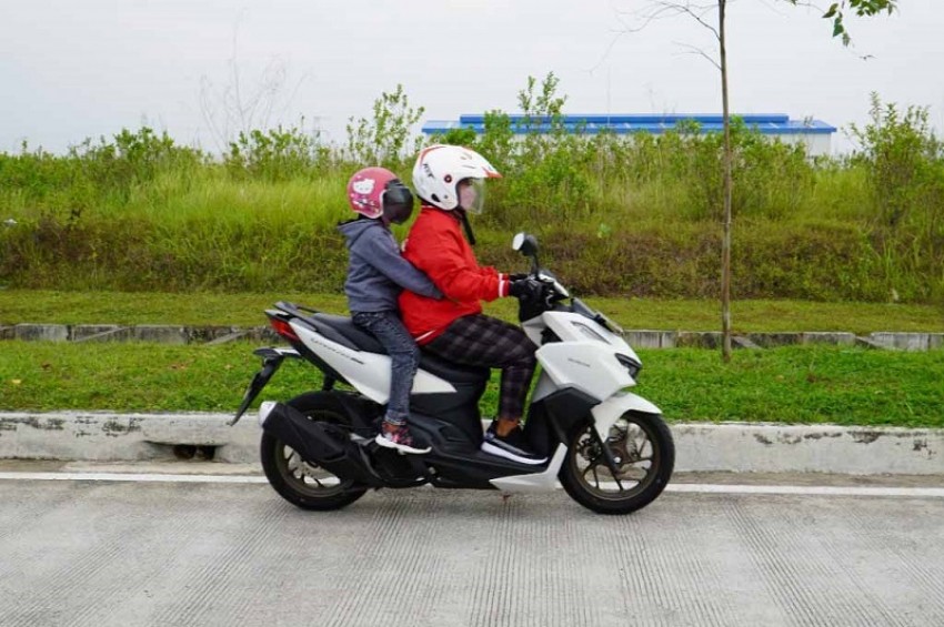 6 Cara Aman untuk Boncengin Anak Pakai Sepeda Motor