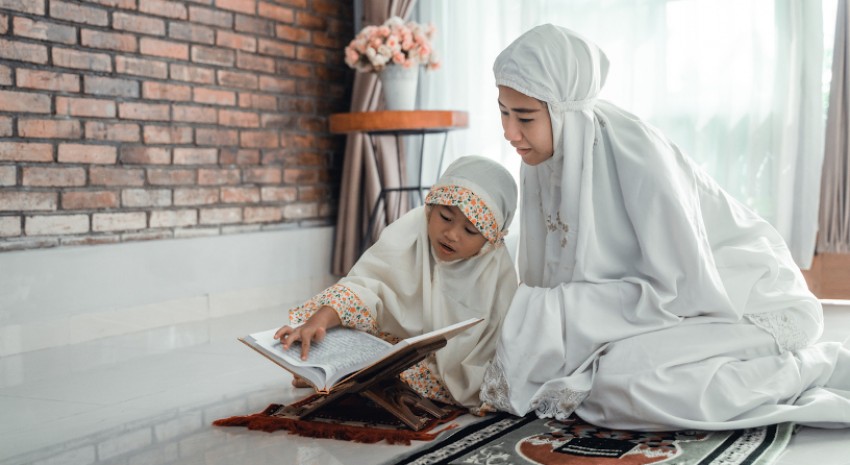 Kapan Anak Mulai Diajarkan Hafal Al-Qur'an? Ini Kata Nouman Ali Khan
