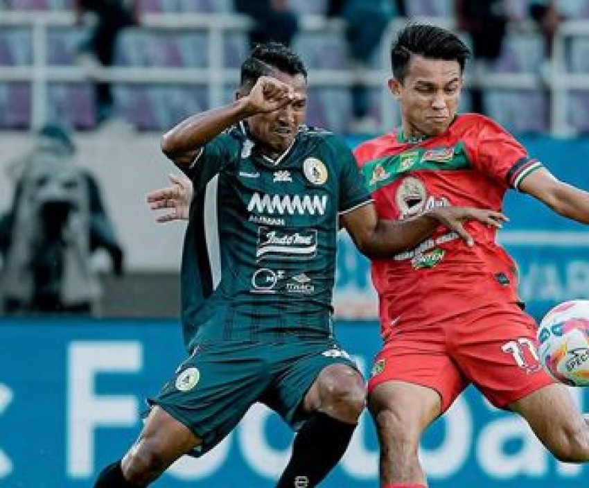 Hasil Babak I PSS vs Persebaya, Ketinggalan 0-3 Paul Munster Kartu Kuning