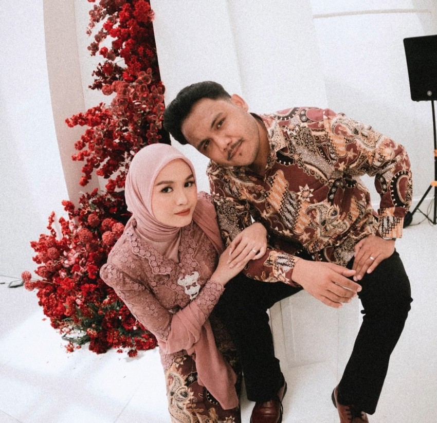 Selamat! Salma Salsabil dan Dimansyah Laitupa Resmi Bertunangan