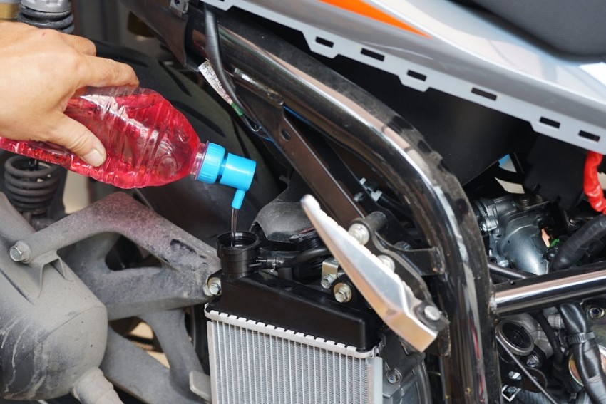 Kesalahan Saat Mengisi Air Radiator Motor Ternyata Bikin Mesin Overheat, Begini Penjelasannya