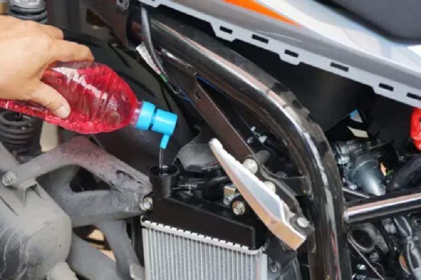 Air Radiator di Sepeda Motor Matic Milikmu Rembes? Yuk Kenali Apa Saja Penyebabnya