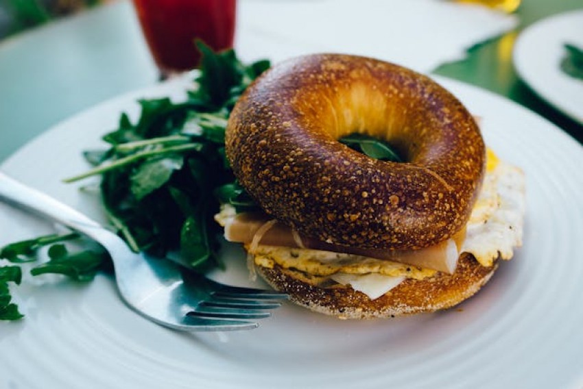 Nagita Slavina Makan Bagel yang Terkontaminasi Bahan Nonhalal, Apa Hukumnya?