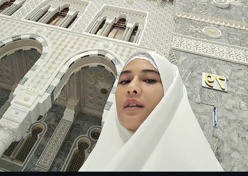 Potret Dian Sastrowardoyo Berhijab Putih di Masjidil Haram Jadi Swafoto Favorit 2025